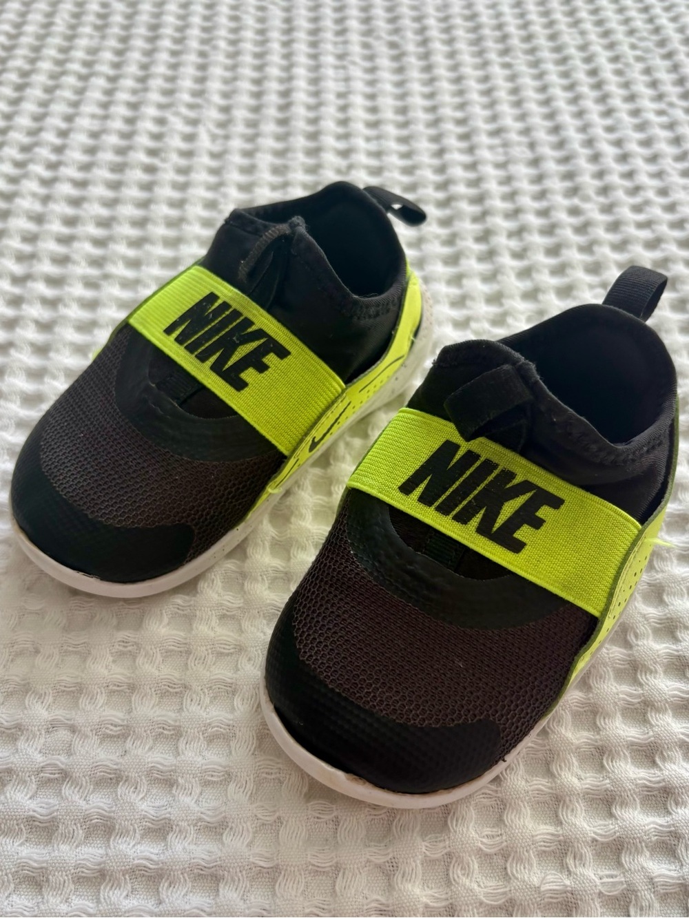 Nike Flex Runner 4 Toddler Sneaker Black Neon Yellow Slip-On Shoes Size 6C